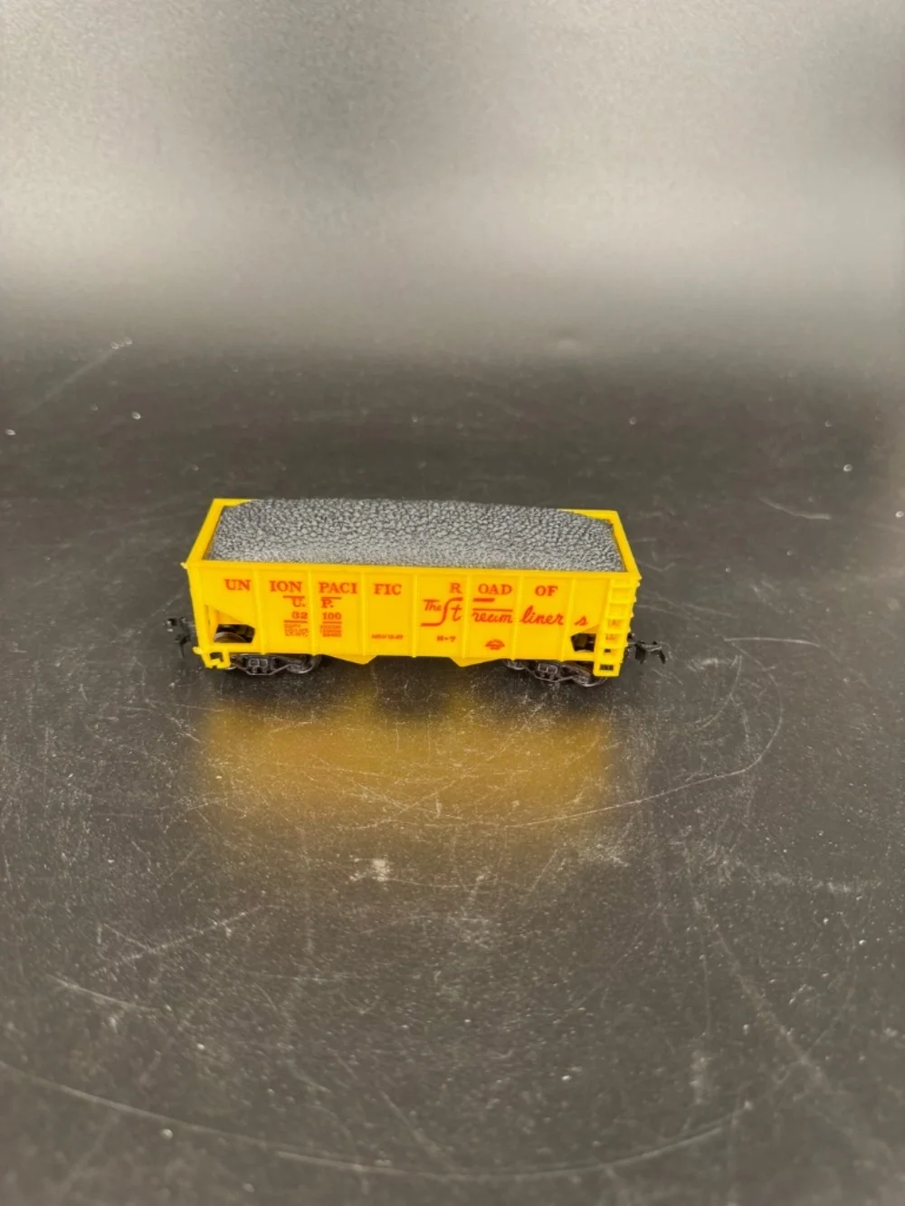 Life Like HO Scale Union Pacific (UP) 2 Bay Hopper with Load - New Old Stock